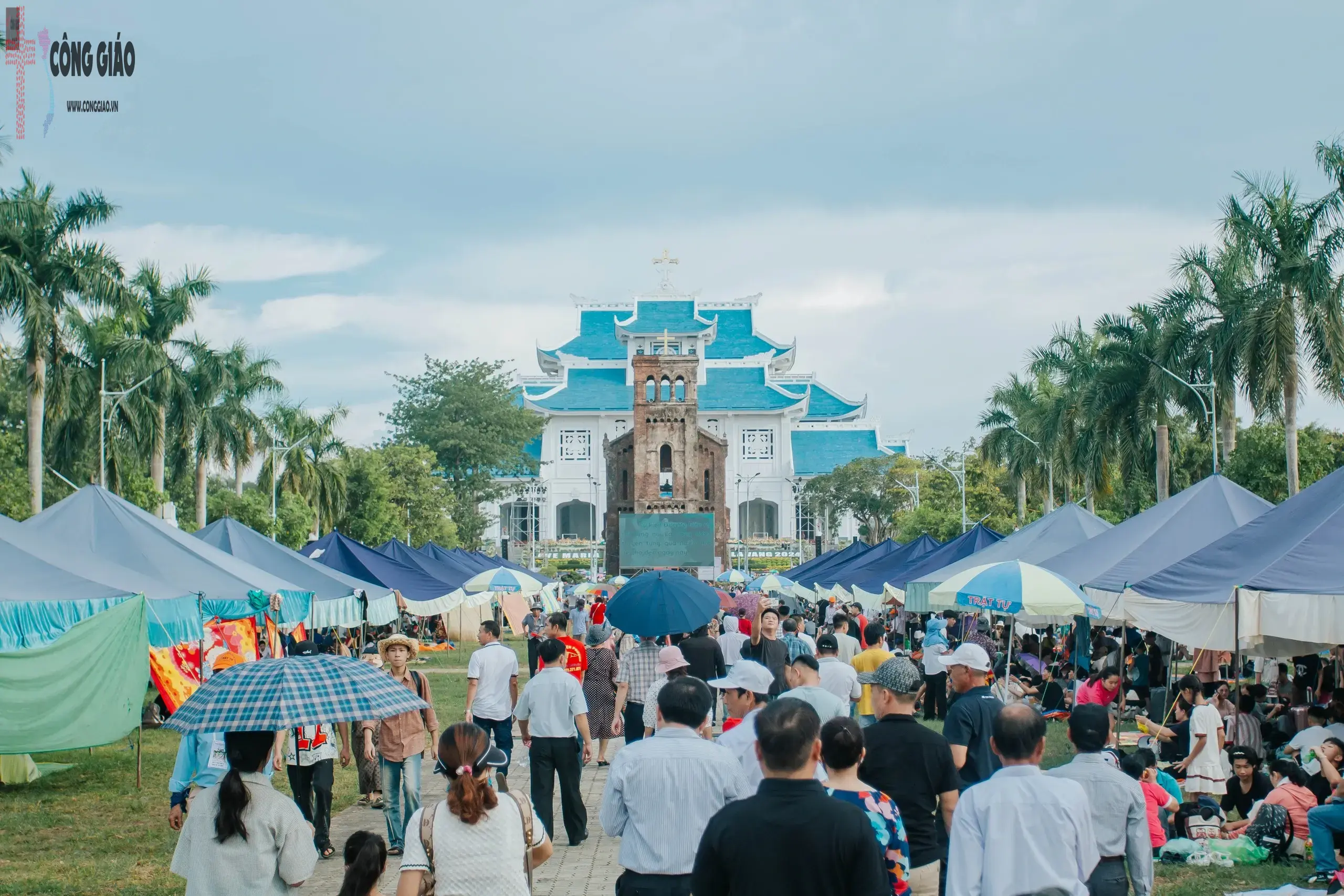 Biển người tham dự thánh lễ tại La Vang trong ngày nắng nóng